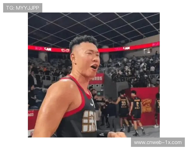 深圳球员贺希宁12分8篮板，赛后冰敷膝盖预防